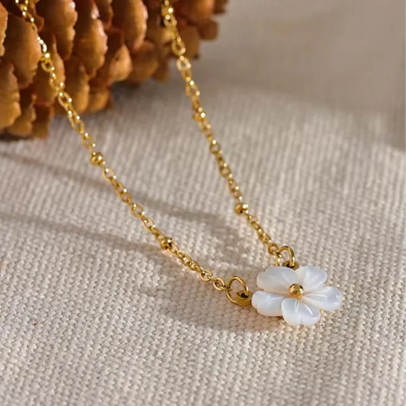 Elegant Shell Flower Necklace (18k gold plating)